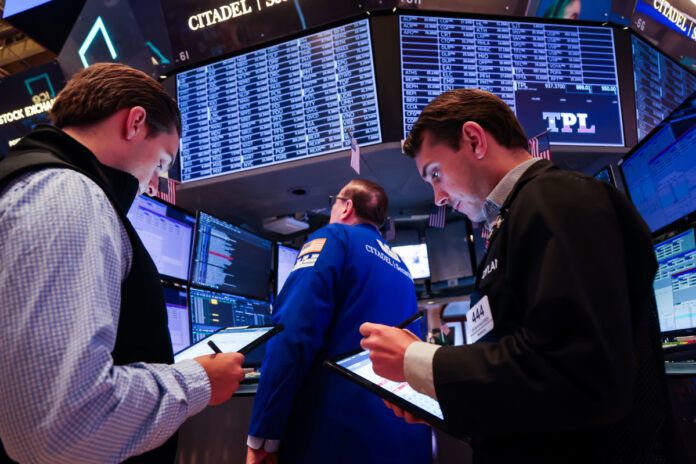 AmEx rises as stocks look to regain footing