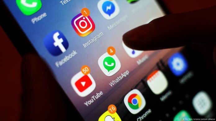 EU delays child protection laws over privacy concerns – DW – 10/14/2025