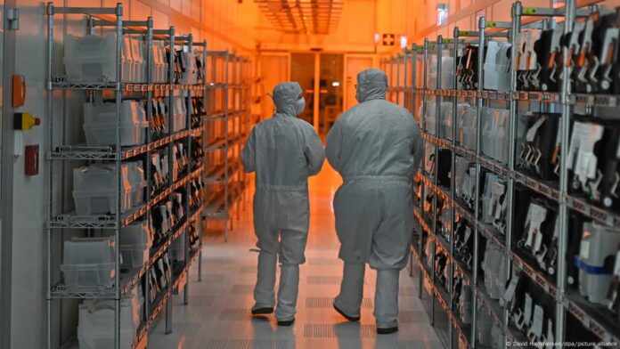 Nexperia chip shock compounds carmakers' supply woes – DW – 10/23/2025