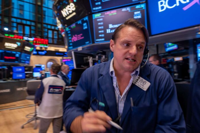 Stock Indexes Mostly Gain on Busy Earnings Day; GM Shares Soar on Results, Outlook; Gold Sinks After Setting Record High
