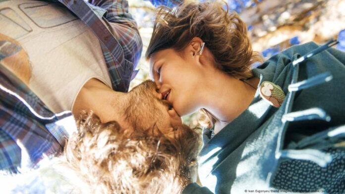 Why people have less sex in long-term relationships – DW – 10/19/2025